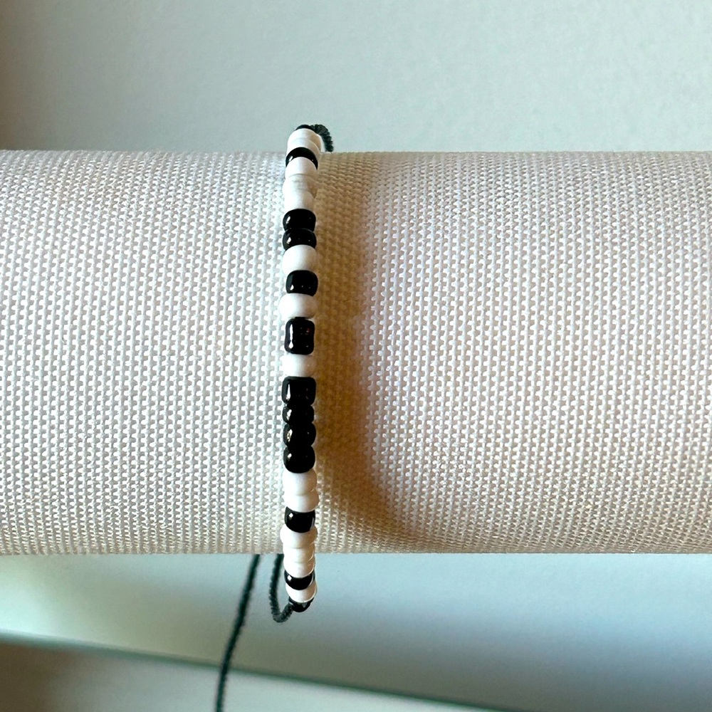 Black & White Beaded Adjustable Bracelet
🖤🤍 Stackable | Adjustable Fit